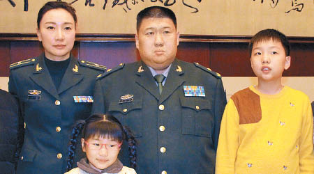 毛新宇與妻子劉濱，亦有帶同兩名孩子到場。