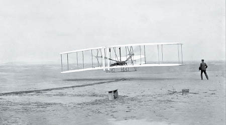 逾百年前萊特兄弟的飛機試飛成功。（黑白資料圖片）