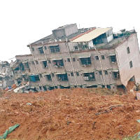 遭山泥衝擊的建築物嚴重傾側。