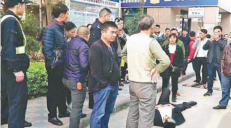 廣州早前有男子為病逝兒子索價不果，召集多人抗議。