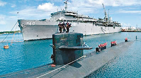 美軍潛艇支援艦「弗蘭克．凱布爾號」（後）。（互聯網圖片）