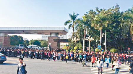 五百名工人到龍崗區政府討薪。（互聯網圖片）
