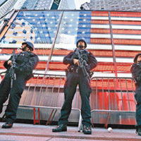 持槍警員在時代廣場駐守。（資料圖片）