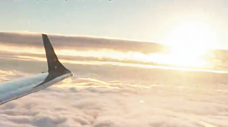 曙光專機乘客在花東外海上空看到全台首道曙光。