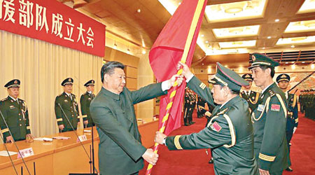 習近平（前左）將軍旗授予火箭軍司令員魏鳳和（前右）。