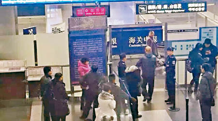 北京首都國際機場海關加強檢查旅客行李。（互聯網圖片）
