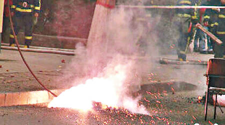 高壓電纜墜落時與樹摩擦引發大火。（互聯網圖片）