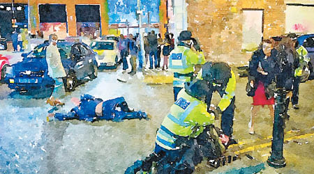 醉漢原本睡在街上被人拍下，最終變成藝術畫作的主角。（互聯網圖片）