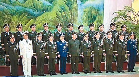 習近平（前排右六）及軍委領導成員與首屆陸軍領導班子（第二排）合照。（互聯網圖片）