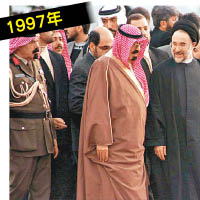 時任王儲薩勒曼（前左）到訪德黑蘭，由時任伊朗總統哈塔米（前右）接見。