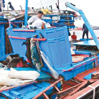 報道指越南漁船被中方漁船撞擊，致船身損毀嚴重。（互聯網圖片）