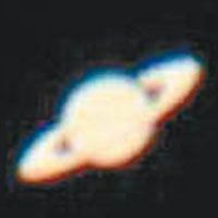 里德拍下的土星照片（圖），與真實土星的外形大致一樣。