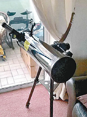 里德利用普通反射望遠鏡及手機應用程式，拍下土星照片。（互聯網圖片）