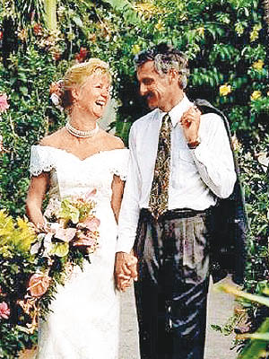 伊馮娜（左）與丈夫捐出曾穿過的婚紗。