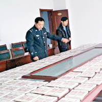 警方展示繳獲的假鈔半成品。（互聯網圖片）