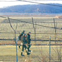 南韓士兵前日在鄰近北韓邊境巡邏。