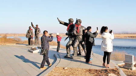 中國遊客在鴨綠江前拍照留念。（互聯網圖片）
