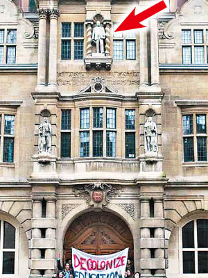 牛津學生要求移除殖民主義者塞西爾‧羅茲的雕像（箭嘴示）。