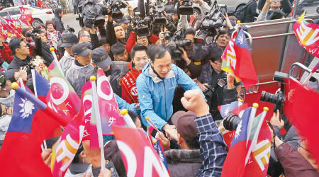朱立倫抵達台北競選總部與支持者握手。（中時電子報圖片）