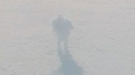 雲中出現一個身形肥大、四肢幼長的黑影，令人嘖嘖稱奇。（互聯網圖片）