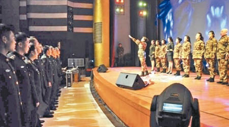 軍報刊出中央軍委政治工作部歌劇團的演出照片。（互聯網圖片）