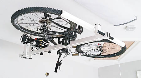 單車天花吊架原理與油壓床相似。