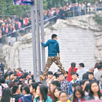 《奔跑吧兄弟》到重慶取景時，有粉絲危站高處探看。