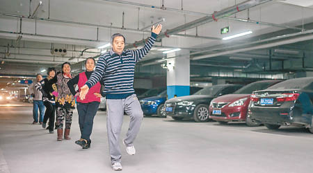 北京大媽大叔改在停車場跳舞。（互聯網圖片）