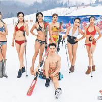 山東青島有女模無懼嚴寒，身穿比堅尼出席滑雪場活動。