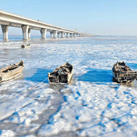 山東青島膠州灣北部海面結冰。（中新社圖片）