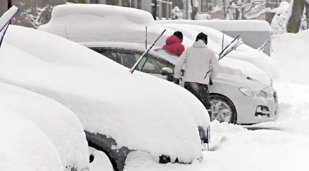 札幌的汽車上鋪滿了厚厚的積雪。（互聯網圖片）