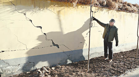 地震後民居外牆出現裂縫。（中新社圖片）