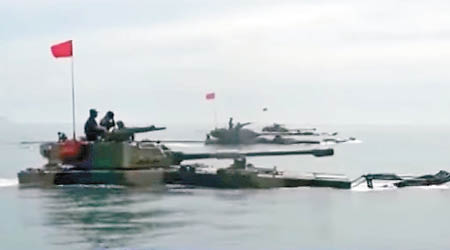 兩棲戰車部隊在海面渡航，準備搶灘登陸。（電視畫面）