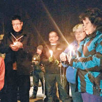 民眾手持蠟燭悼念槍擊案的死者。（互聯網圖片）