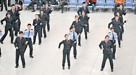 一群穿制服的年輕人，在長春火車站起舞。