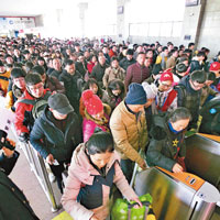山西 <br>太原火車站內，大批民眾排隊檢票乘車。（中新社圖片）