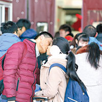 湖北 <br>武漢武昌火車站，有情侶在進站返鄉前吻別。