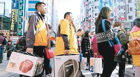 中國遊客熱愛前往日本購物。（資料圖片）
