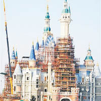 上海迪士尼將於今年六月開幕，圖為樂園地盤仍在施工。（互聯網圖片）
