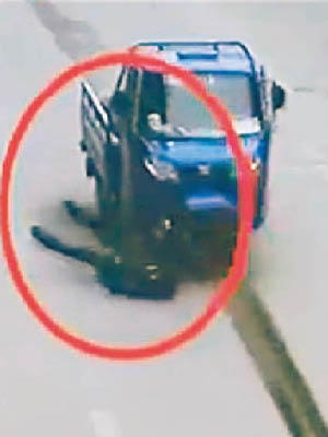 三輪車司機沒有注意前方，結果撞死路人(紅圖示)。（電視畫面）