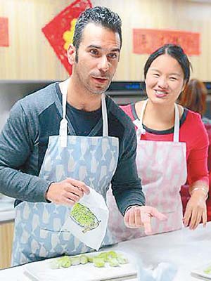 Maksud與妻子一起學煮團年飯。（互聯網圖片）