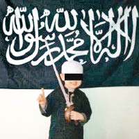 安德森讓兒子手執長劍站在IS旗幟前拍照。