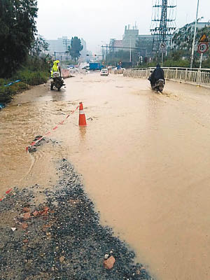 深圳有道路嚴重水浸。（互聯網圖片）