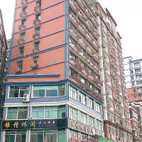 創業大廈（左）與涉事創業花園十三座大樓（右）位處深圳龍華新區。