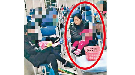 網民將王某妻子抱着女兒求診（紅圈）的照片曝光。