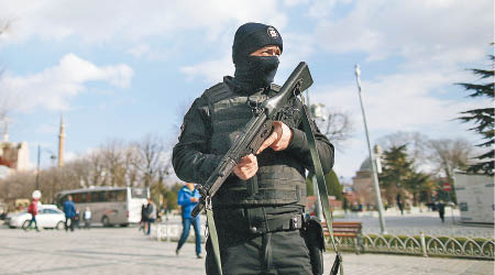 土耳其伊斯坦布爾的旅遊點本月發生恐襲，警員荷槍戒備。（資料圖片）