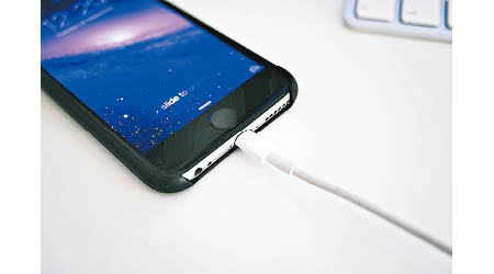 蘋果正研發無線充電技術，圖為充電中的iPhone 6。