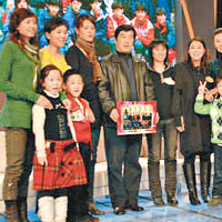 馬俊仁（後排左四）當年與子弟兵決裂後，曾修補關係上電視節目。
