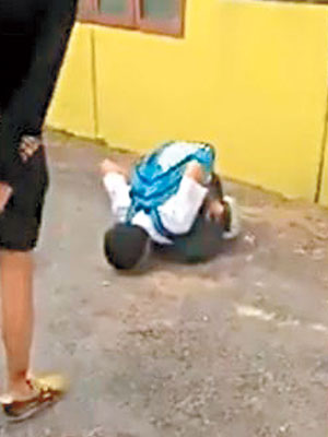 片中可見受虐學生被迫舔地面。（互聯網圖片）