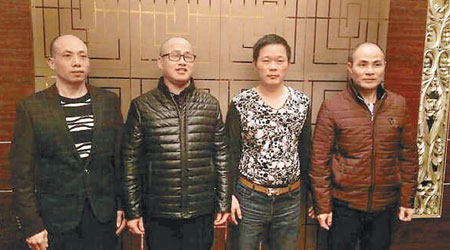 無罪獲釋後，許金龍、張美來、蔡金森及許玉森（由左至右）合照。（互聯網圖片）